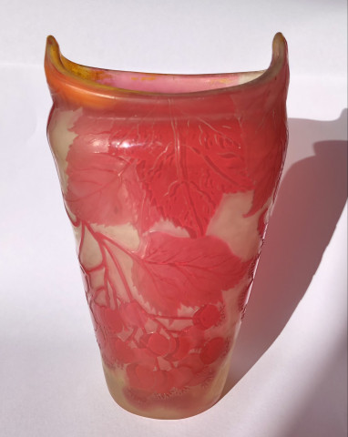 Petit vase à décors de cassis par Émile Gallé