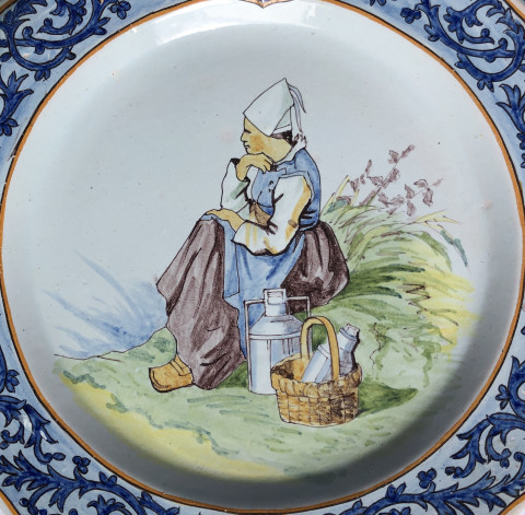 Assiette à décor de la laitière de Quimper