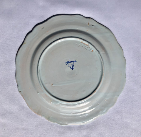 Assiette à décor de la laitière de Quimper