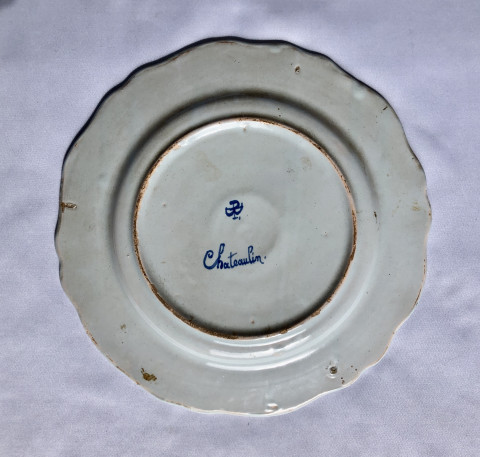 Assiette à décor de femme de Châteaulin à la fontaine