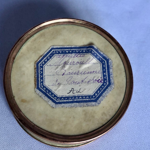 Boîte à mouche décor en cheveux