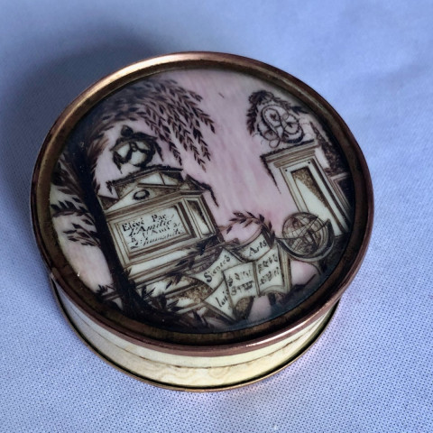 Boîte à mouche décor en cheveux