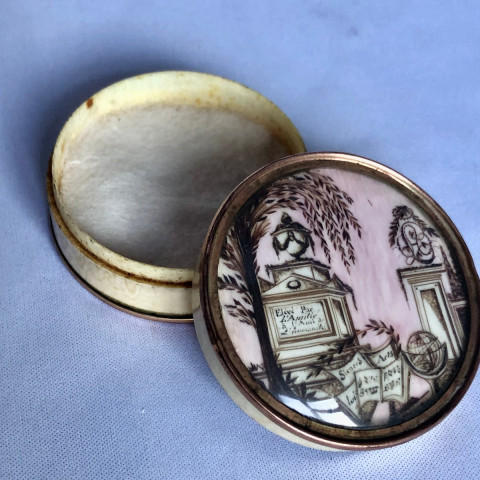 Boîte à mouche décor en cheveux