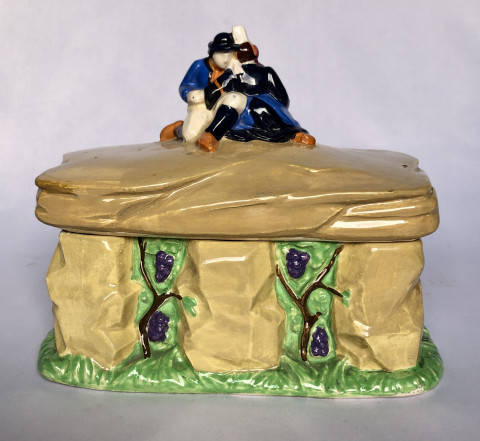 Boîte à décor d’amoureux sur un dolmen