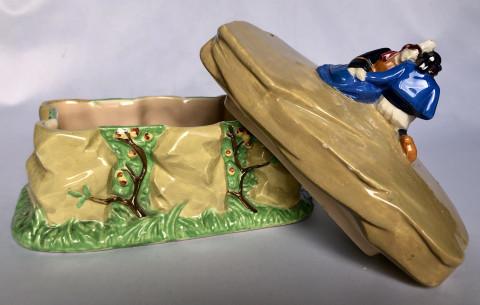 Boîte à décor d’amoureux sur un dolmen