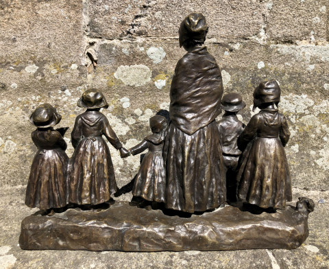  Femme et ses enfants en pays Goëlo