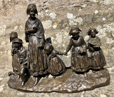  Femme et ses enfants en pays Goëlo