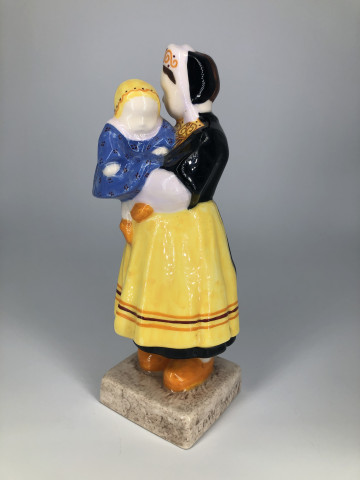 Jeune bigoudène et son enfant