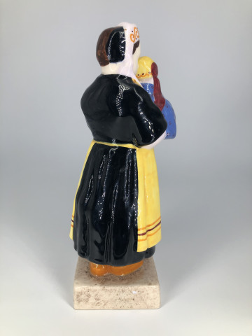 Jeune bigoudène et son enfant