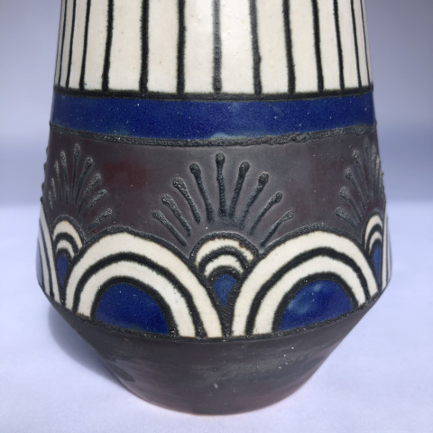 Vase bleu, blanc et gris anthracite à décors géométriques
