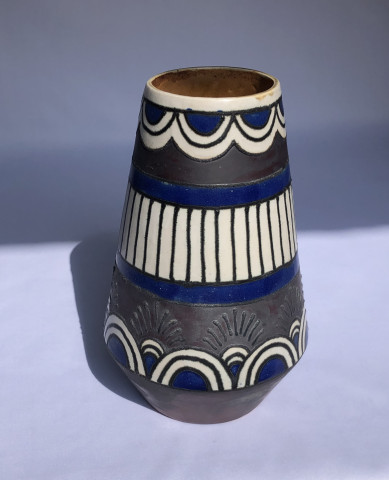 Vase bleu, blanc et gris anthracite à décors géométriques