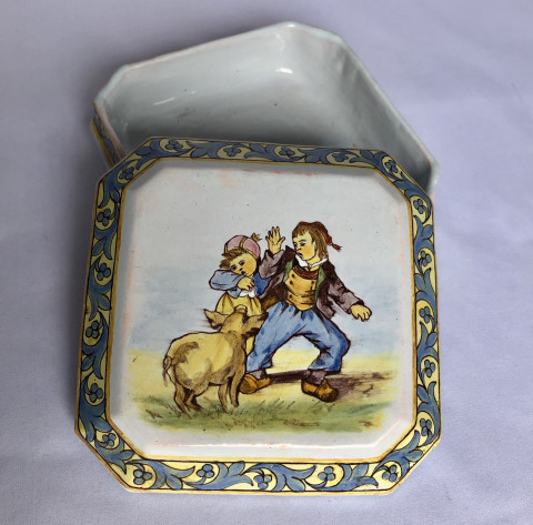 Boîte à décor d’enfants de Locmaria effrayés par un cochon