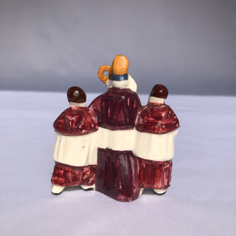Évêque et enfants de chœur issus de la procession