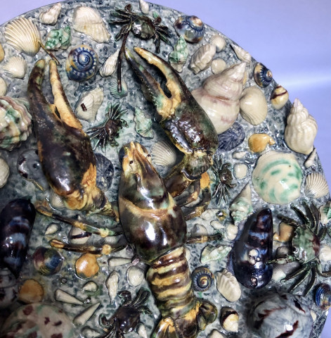 Plat façon Palissy à décor de fruits de mer