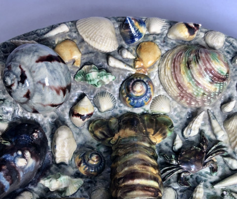 Plat façon Palissy à décor de fruits de mer