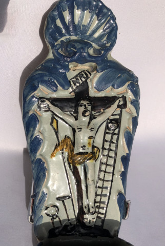 Bénitier au christ en croix surmonté par une coquille St Jacques