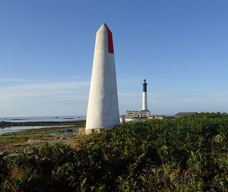 Le fameux amer de Plaz ar skol sur l'île de Sein