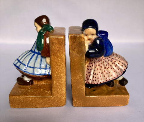 Serre-livres aux petites filles par André Galland