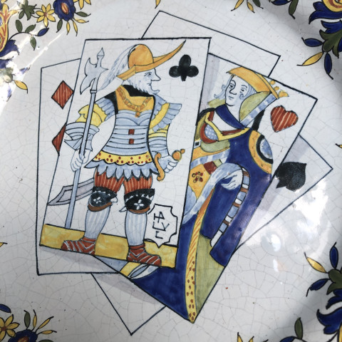 Rare assiette à décor de cartes