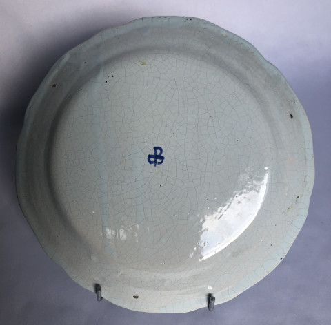 Rare assiette à décor de cartes