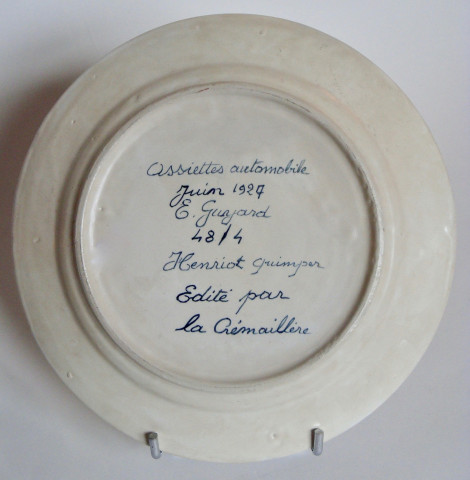 Inscription au dos de l'assiette