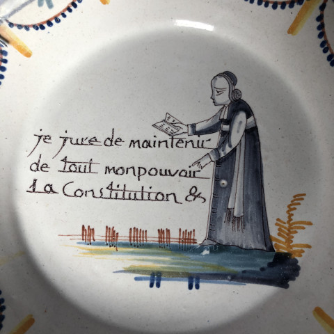 Assiette à décor d’un curé faisant allégeance à la constitution
