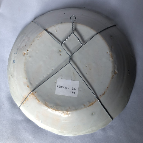 Assiette à décor d’un curé tenant la main à un noble - Manufacture Nevers