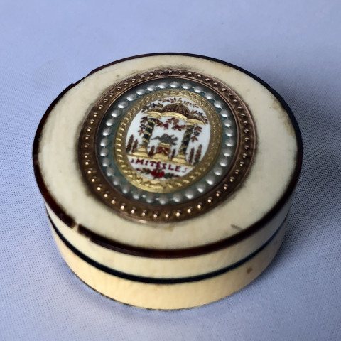 Boîte à décor d’un autel surmonté de deux colombes 