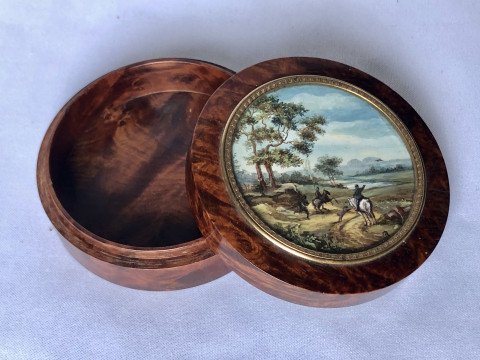 Boîte décorée d’une scène de chasse 