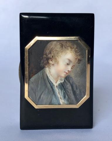 Boîte au portrait d’un jeune garçon