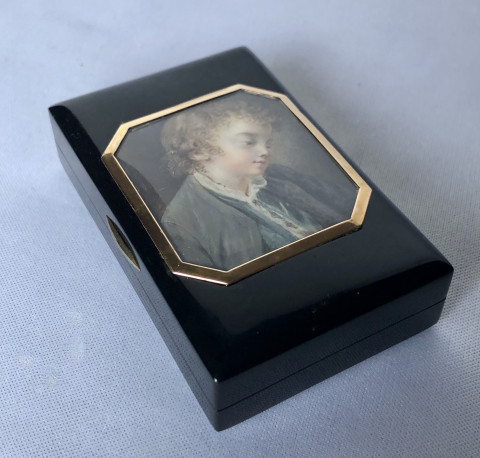 Boîte au portrait d’un jeune garçon