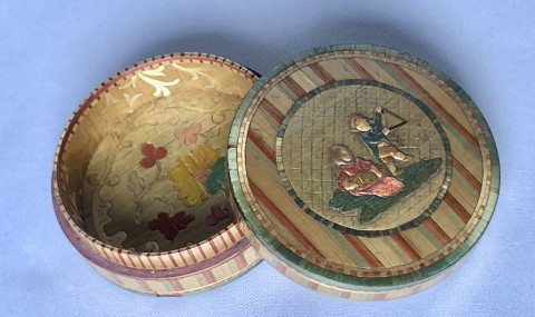 Boîte en marqueterie de paille aux deux musiciens