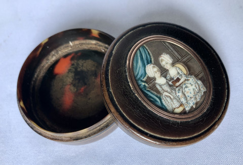 Boîte orné d’une mère et sa fille