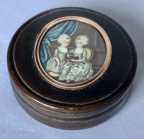Boîte orné d’une mère et sa fille