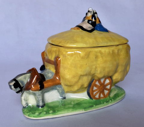 Moutardier en forme de charrette à foin par Charles Maillard