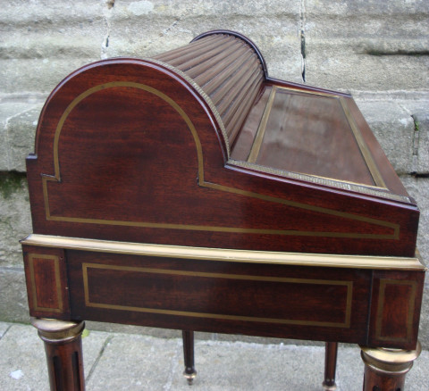 Côté petit bureau acajou Napoléon III fermé