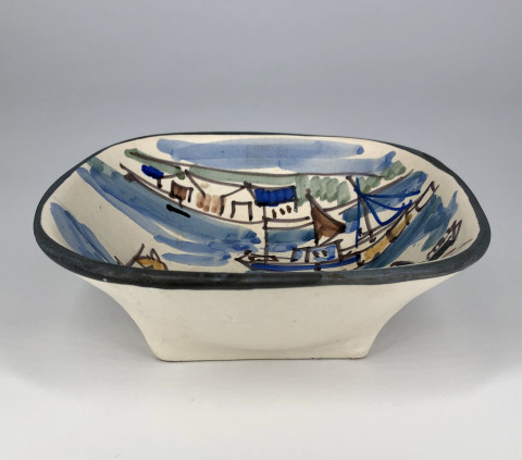 Coupe carrée à décor de port
