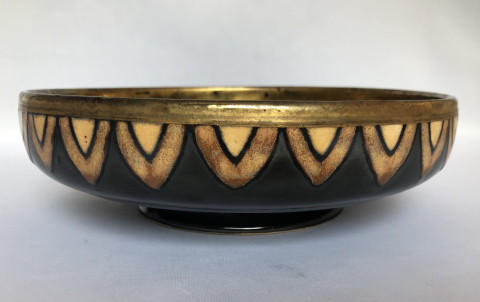 Coupe à décor géométrique sur fond or par Odetta