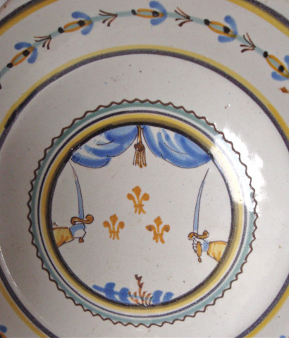Détail assiette révolutionnaire aux deux bras armés