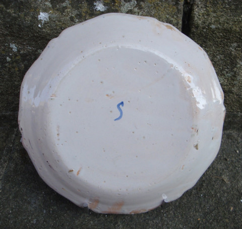 Marque au dos de l'assiette