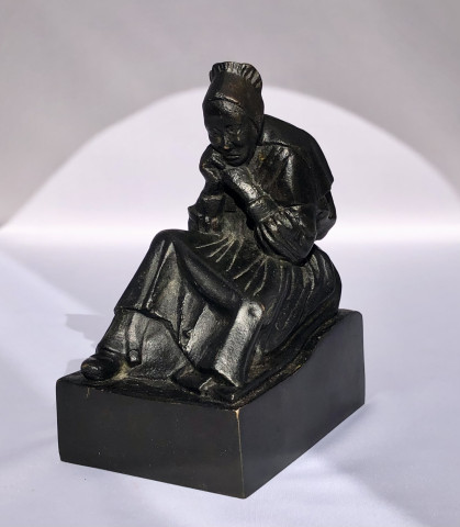 Femme assise du centre Bretagne