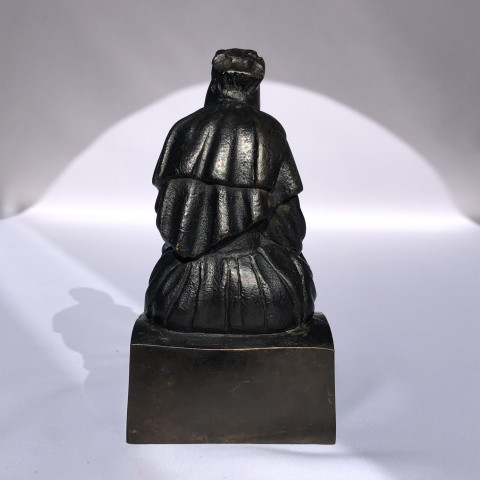 Femme assise du centre Bretagne