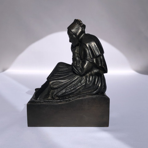 Femme assise du centre Bretagne