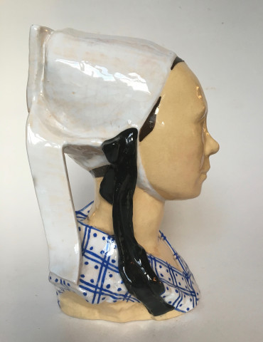 Buste de jeune femme de Plougastel par L. Floch