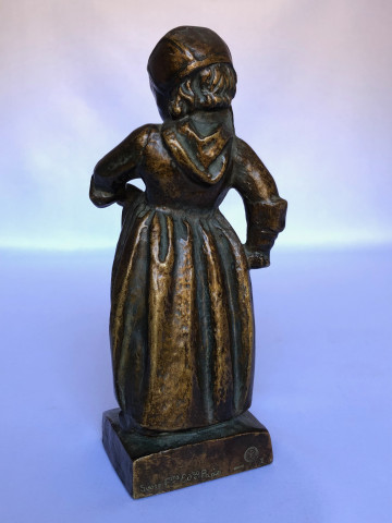 Jeune bretonne en bronze par Jean Mazuet