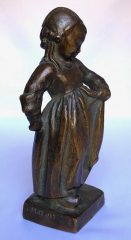 Jeune bretonne en bronze par Jean Mazuet