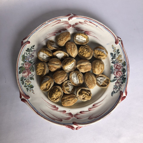 Assiette de noix en trompe l’œil de Lunéville