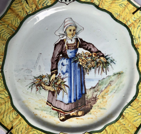 La marchande de fleurs par la Manufacture Porquier Beau