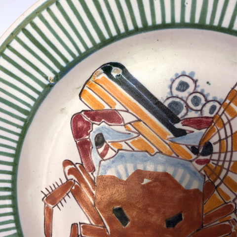 Assiette plate à décor de crabe, couteau et palourde par Méheut