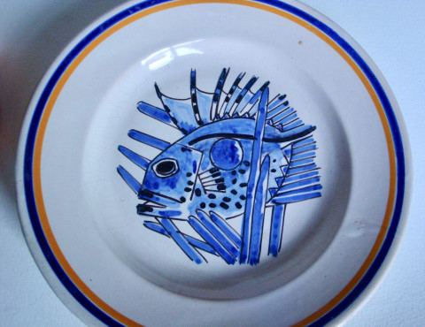 Assiettes à décor de poissons par Méheut